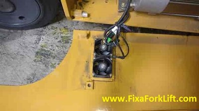Electric Caterpillar forklift has a noise and vibration
